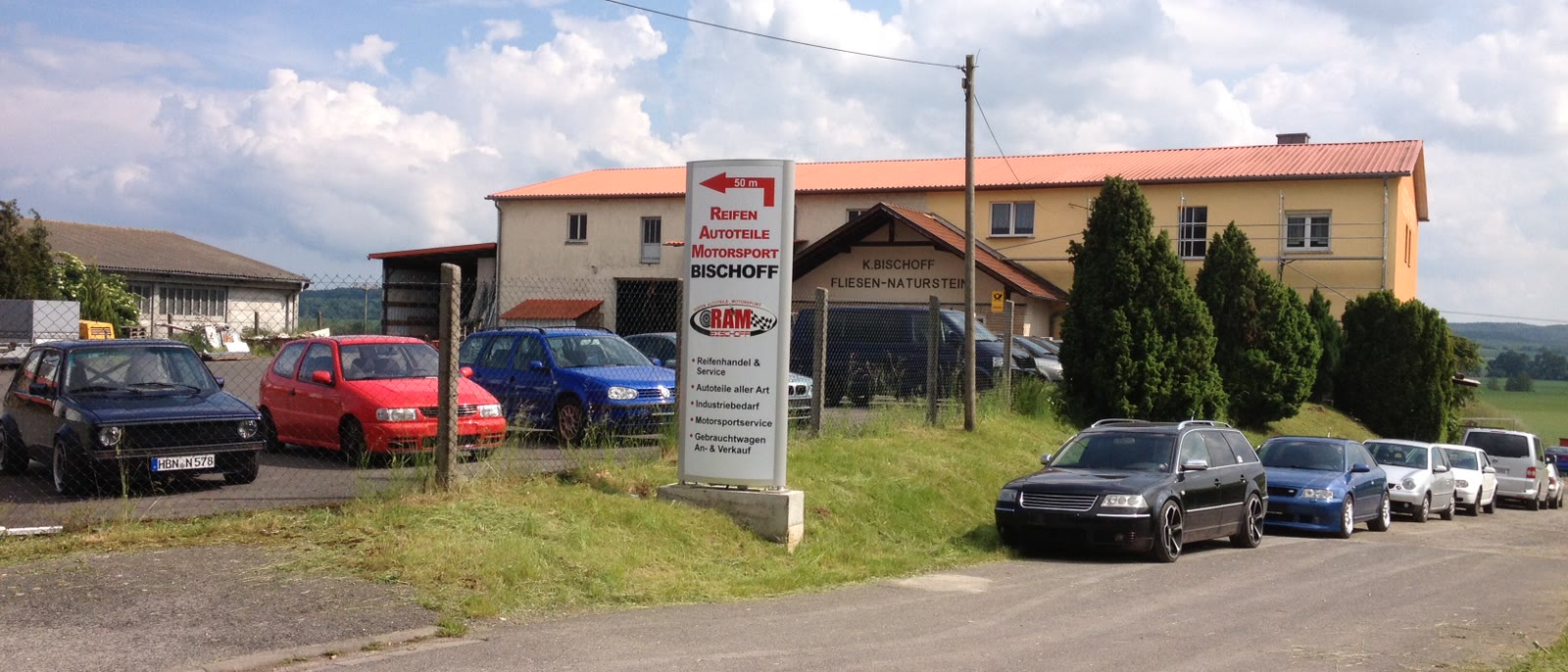 Getunte Kundenfahrzeuge auf dem Hof von RAM Bischoff